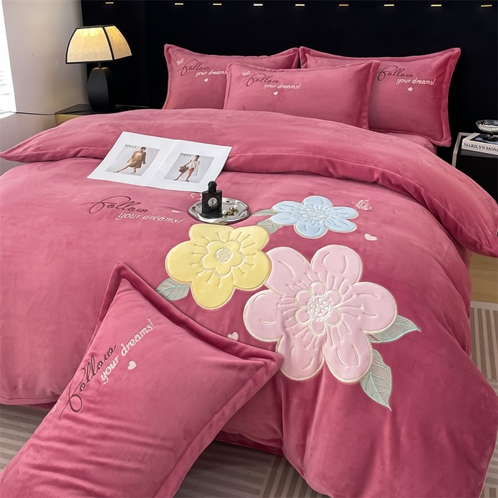 91家纺网 家纺一手货源 找家纺 绒小宣 2025新A类牛奶绒贴布绣四件套-花语 花语-豆沙色