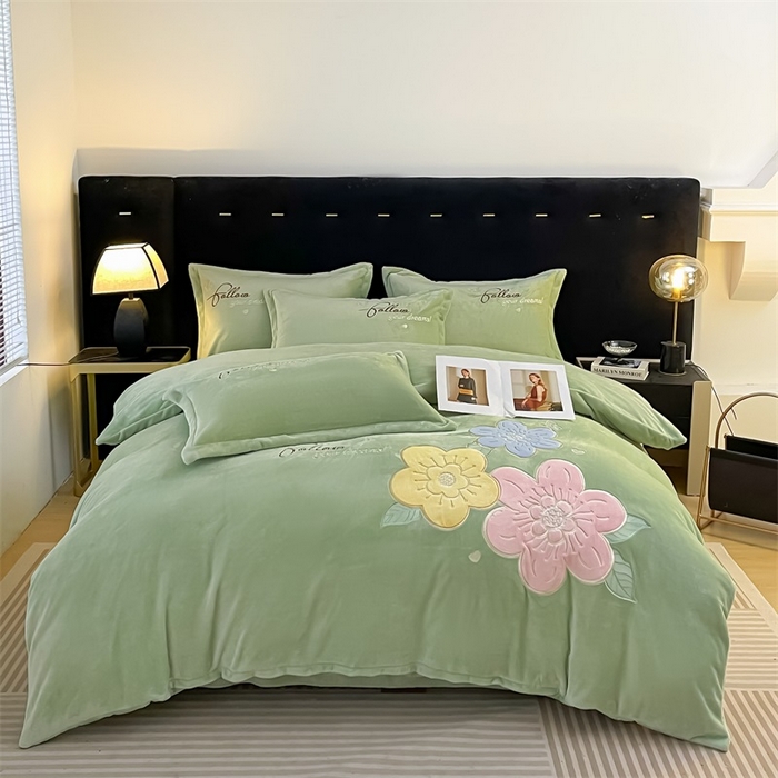 91家纺网 家纺一手货源 找家纺 绒小宣 2025新A类牛奶绒贴布绣四件套-花语 花语-抹茶绿