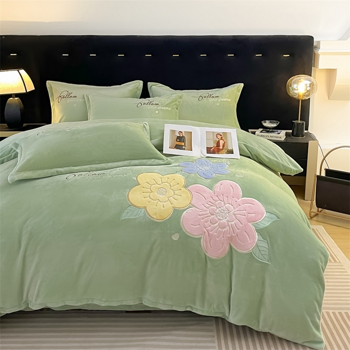 91家纺网 家纺一手货源 找家纺 绒小宣 2025新A类牛奶绒贴布绣四件套-花语 花语-抹茶绿