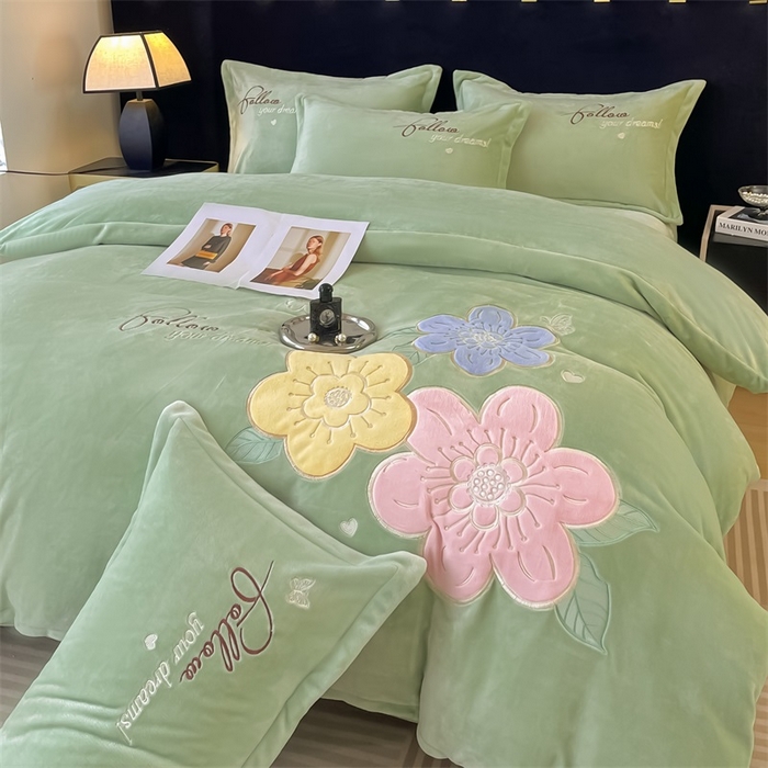 91家纺网 家纺一手货源 找家纺 绒小宣 2025新A类牛奶绒贴布绣四件套-花语 花语-抹茶绿