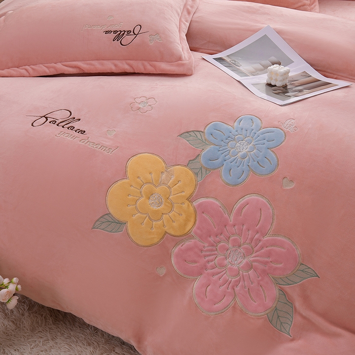 91家纺网 家纺一手货源 找家纺 绒小宣 2025新A类牛奶绒贴布绣四件套-花语 花语-浅粉