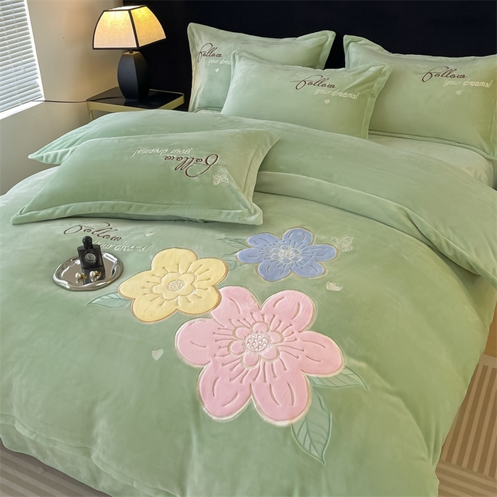 91家纺网 家纺一手货源 找家纺 绒小宣 2025新A类牛奶绒贴布绣四件套-花语 花语-抹茶绿