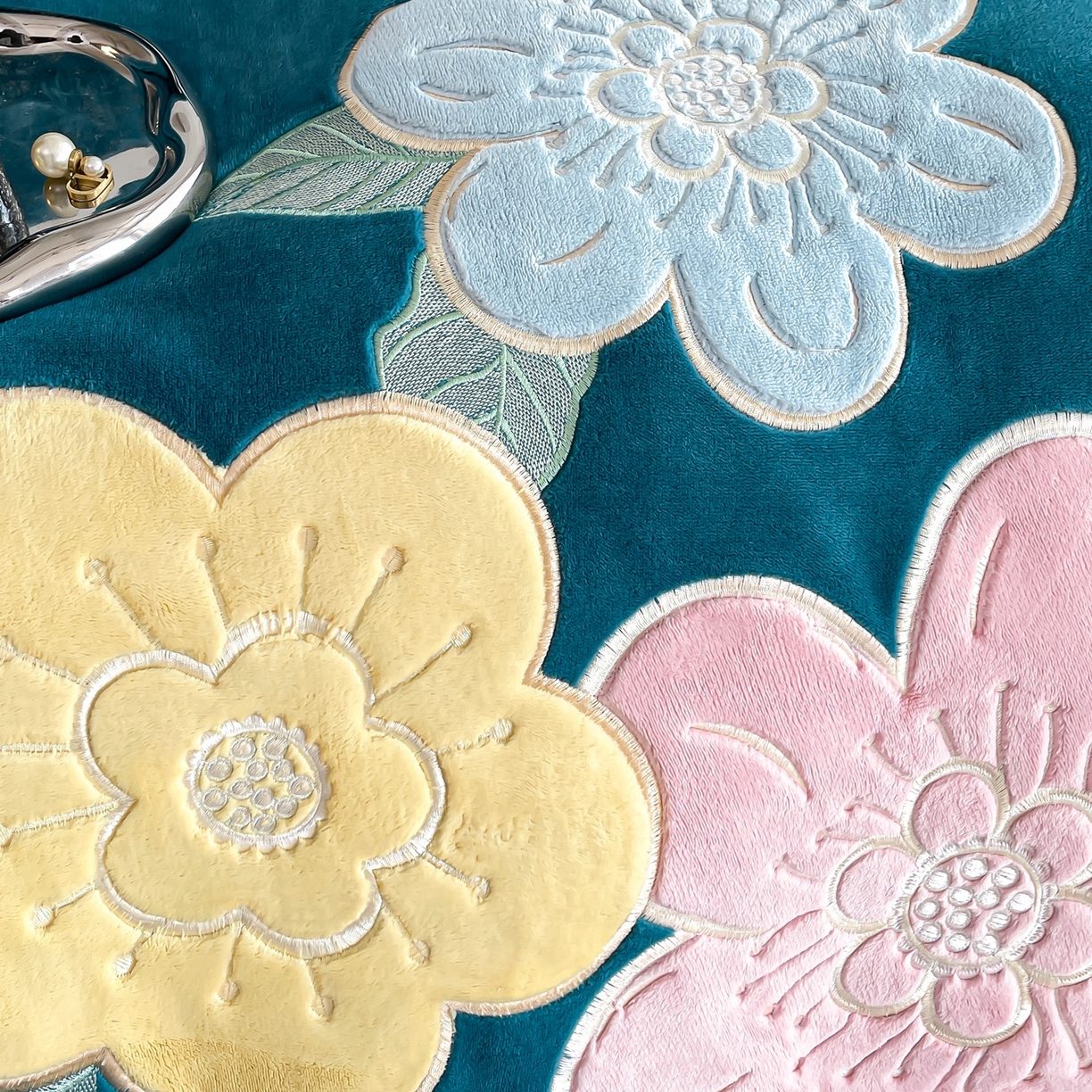 91家纺网 家纺一手货源 找家纺 绒小宣 2025新A类牛奶绒贴布绣四件套-花语 花语-宝石蓝