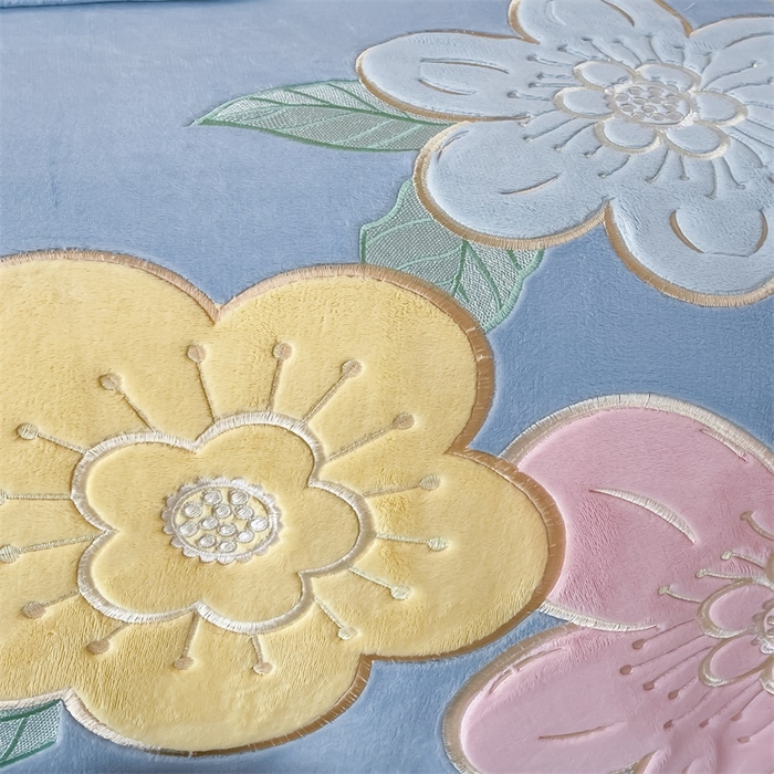 91家纺网 家纺一手货源 找家纺 绒小宣 2025新A类牛奶绒贴布绣四件套-花语 花语-天空兰