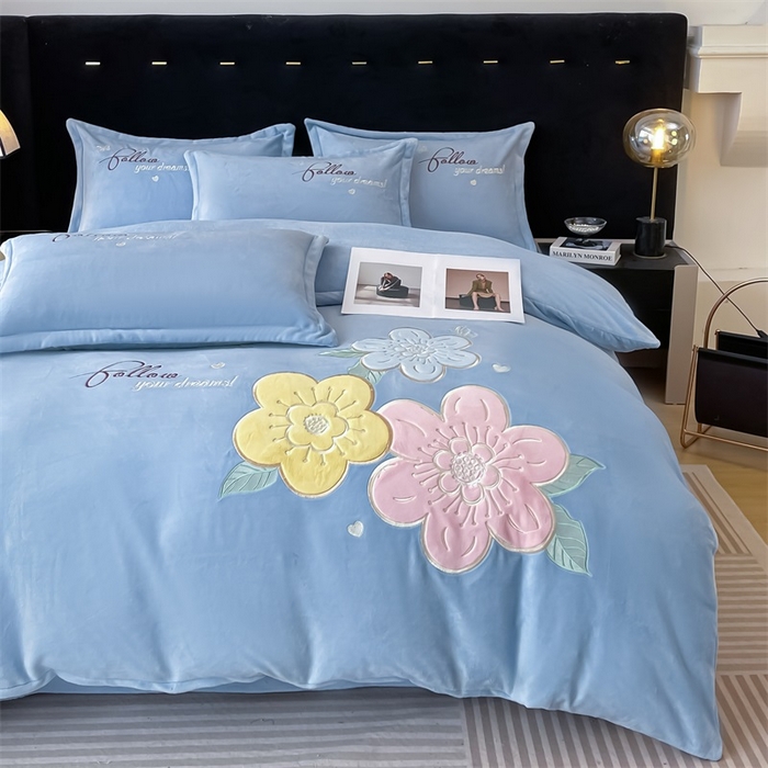 91家纺网 家纺一手货源 找家纺 绒小宣 2025新A类牛奶绒贴布绣四件套-花语 花语-天空兰