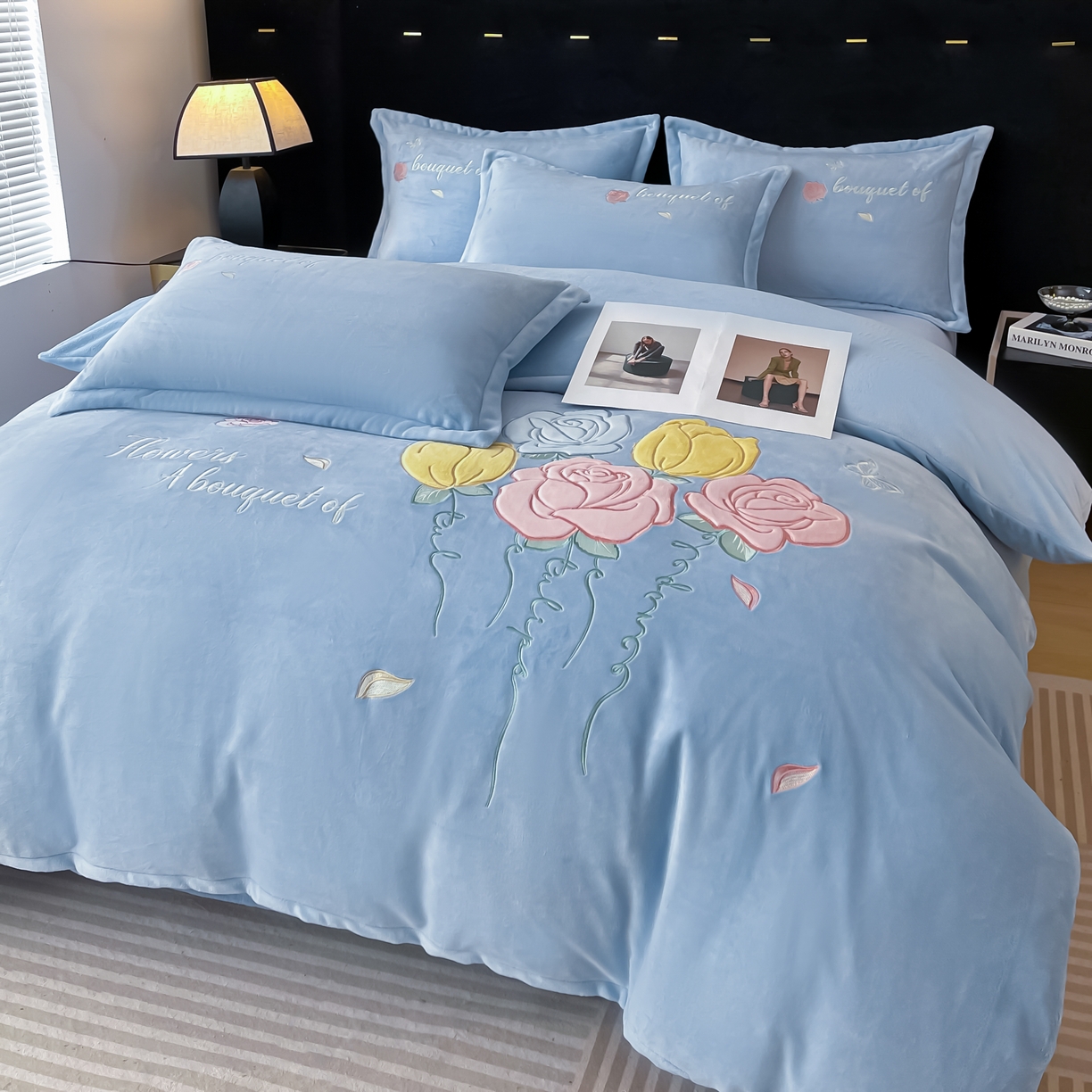 91家纺网 家纺一手货源 找家纺 绒小宣 2025新A类牛奶绒贴布绣四件套-花语 花语-天空兰