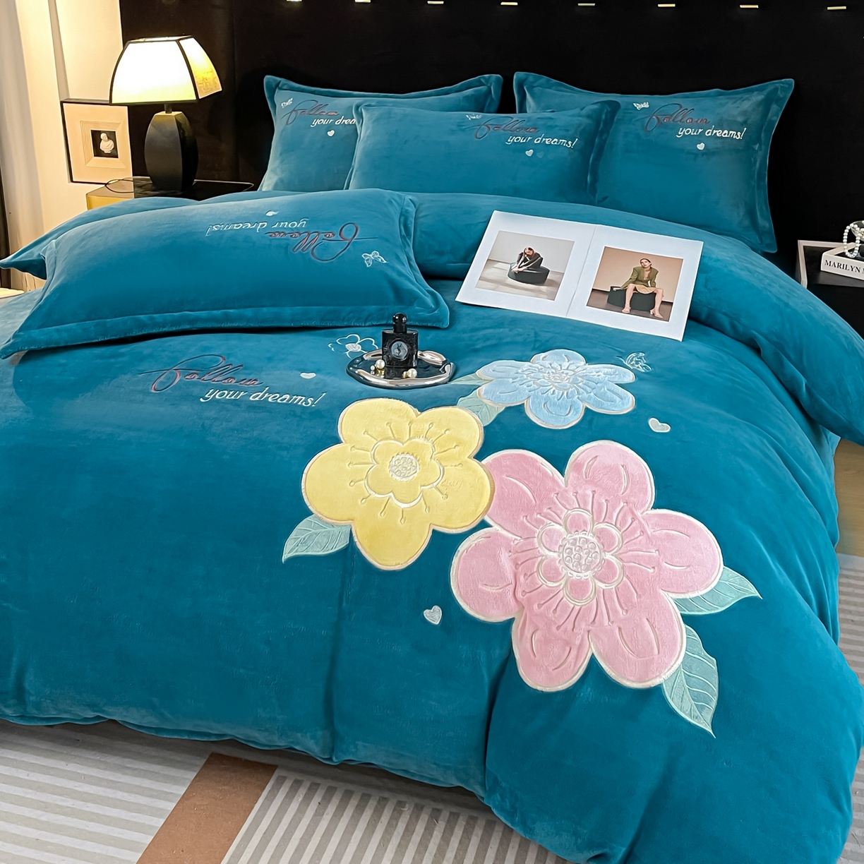 91家纺网 家纺一手货源 找家纺 绒小宣 2025新A类牛奶绒贴布绣四件套-花语 花语-宝石蓝