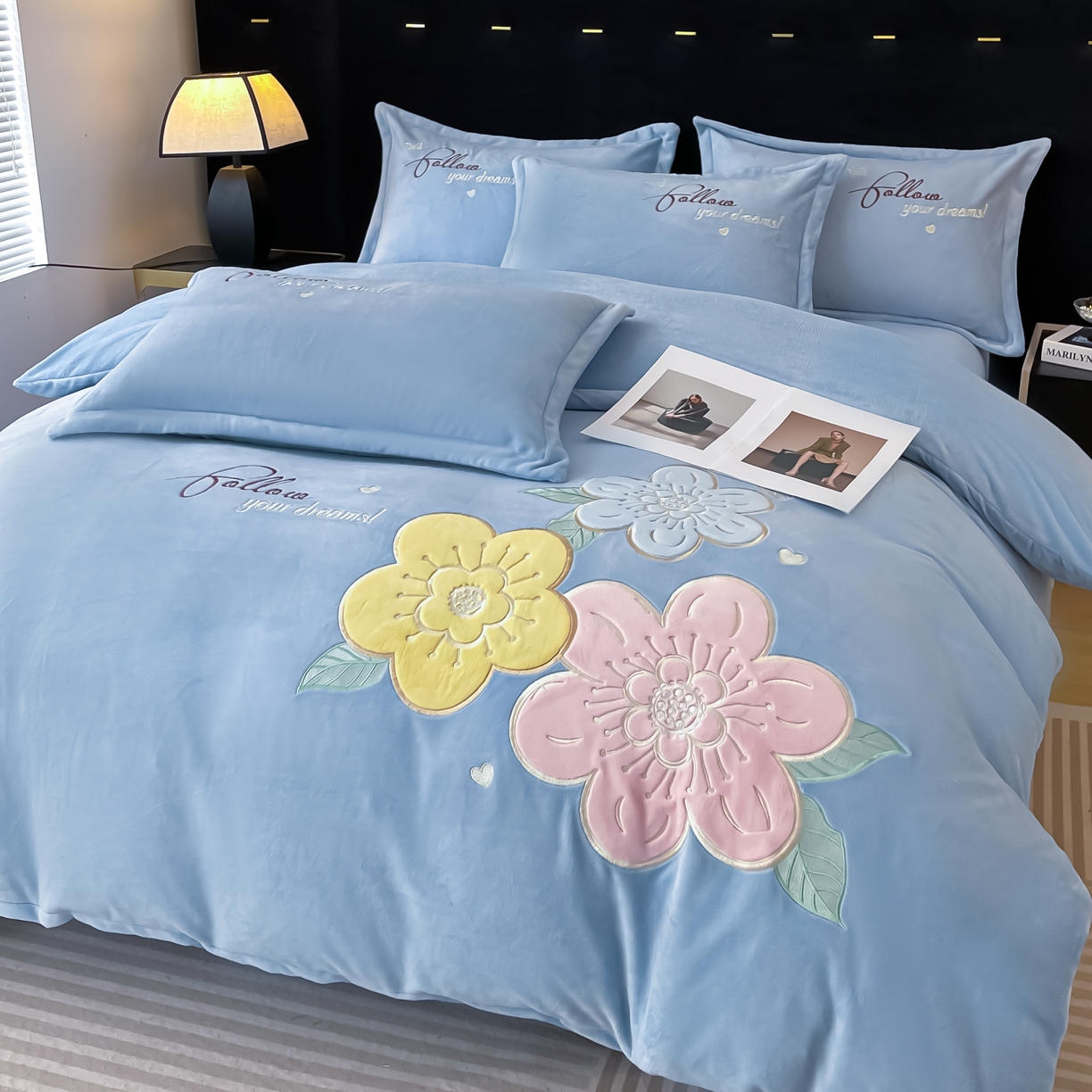 91家纺网 家纺一手货源 找家纺 绒小宣 2025新A类牛奶绒贴布绣四件套-花语 花语-天空兰