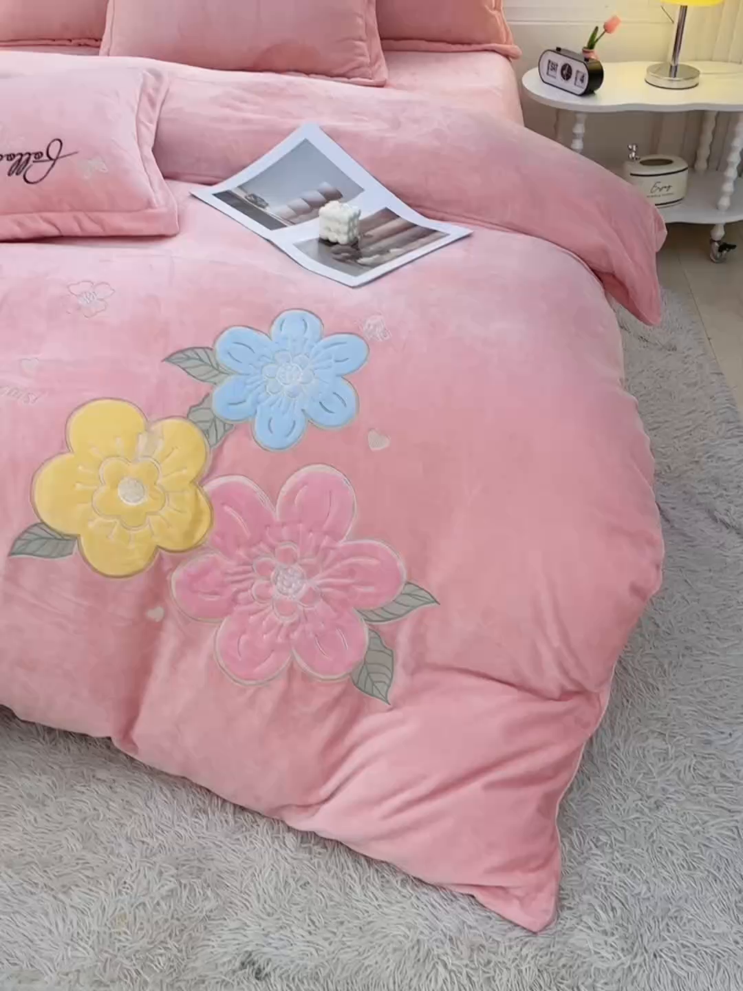 91家纺网 家纺一手货源 找家纺 绒小宣 2025新A类牛奶绒贴布绣四件套-花语 花语-浅粉