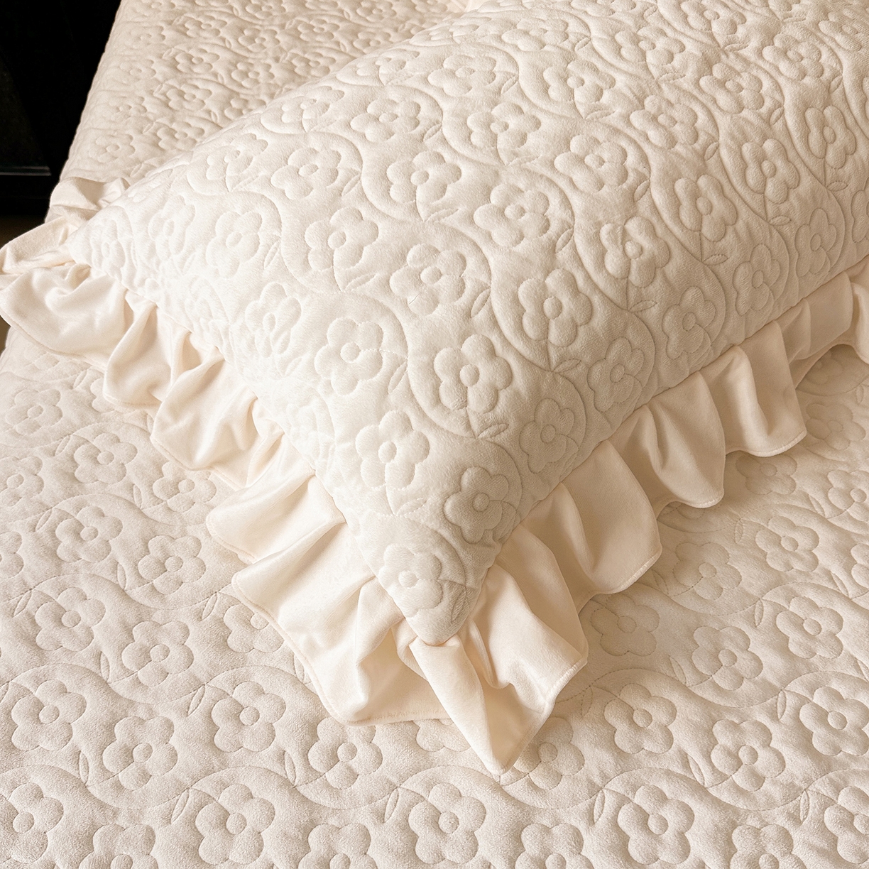 91家纺网 家纺一手货源 找家纺 情恒家纺 2025新款宝宝绒床盖三四件套玫瑰盛典 玫瑰盛典 云朵白