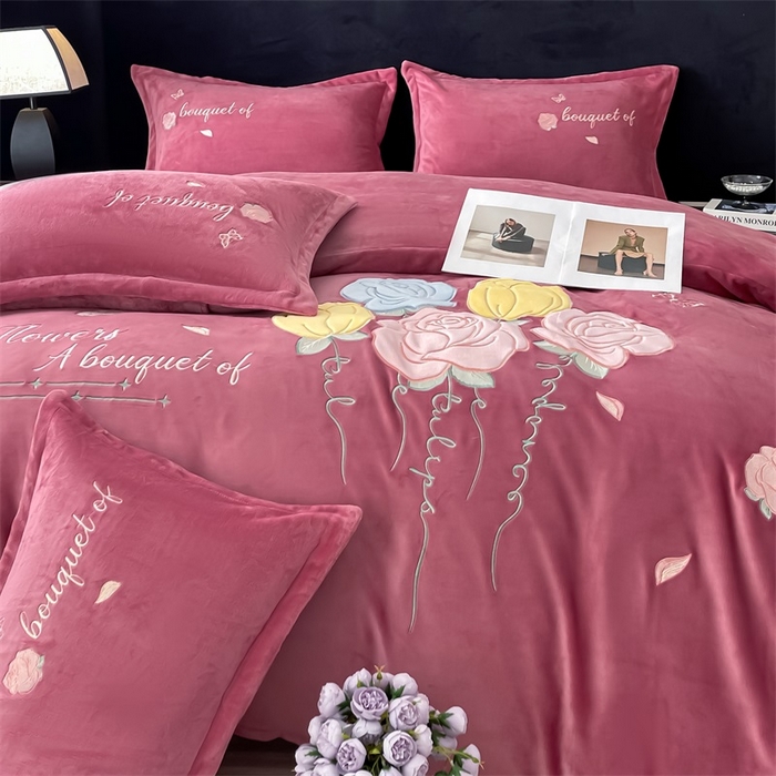 91家纺网 家纺一手货源 找家纺 绒小宣 2025新款A类牛奶绒贴布绣四件套-玫瑰爱恋 玫瑰爱恋-豆沙色