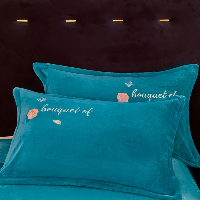 91家纺网 家纺一手货源 找家纺 绒小宣 2025新款A类牛奶绒贴布绣四件套-玫瑰爱恋 玫瑰爱恋-宝石蓝