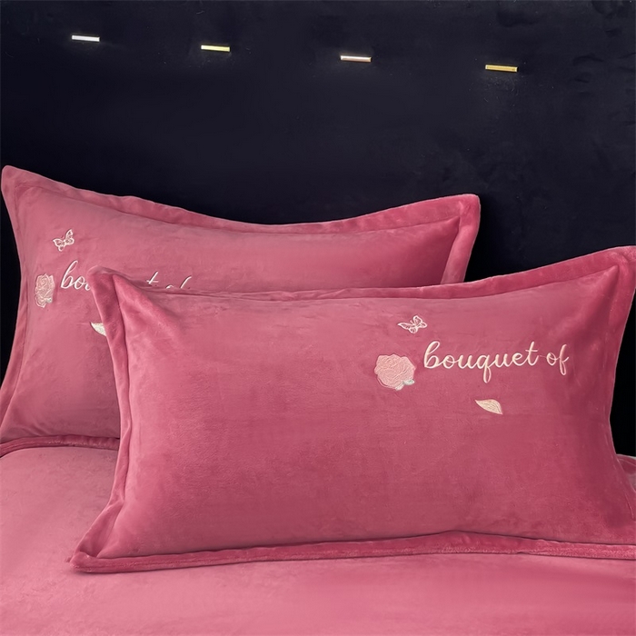 91家纺网 家纺一手货源 找家纺 绒小宣 2025新款A类牛奶绒贴布绣四件套-玫瑰爱恋 玫瑰爱恋-豆沙色