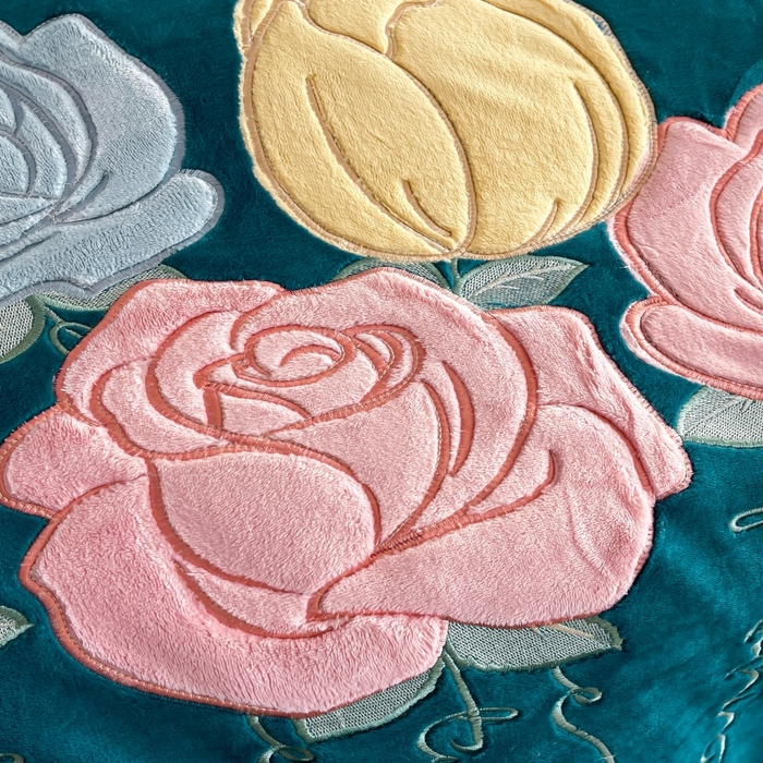 91家纺网 家纺一手货源 找家纺 绒小宣 2025新款A类牛奶绒贴布绣四件套-玫瑰爱恋 玫瑰爱恋-宝石蓝