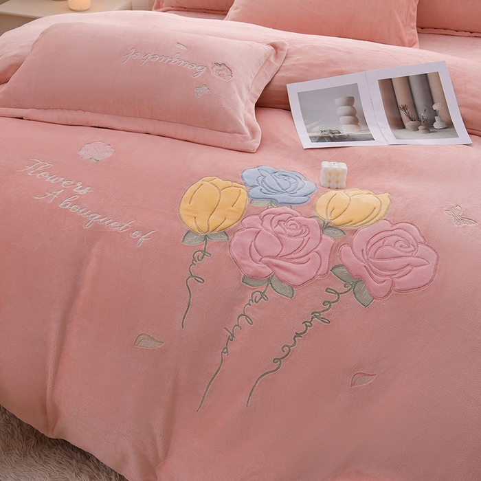 91家纺网 家纺一手货源 找家纺 绒小宣 2025新款A类牛奶绒贴布绣四件套-玫瑰爱恋 玫瑰爱恋-浅粉