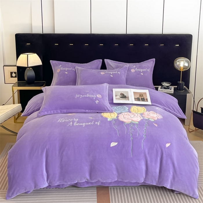 91家纺网 家纺一手货源 找家纺 绒小宣 2025新款A类牛奶绒贴布绣四件套-玫瑰爱恋 玫瑰爱恋-浅夏紫