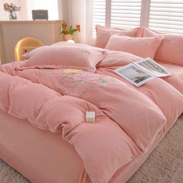 91家纺网 家纺一手货源 找家纺 绒小宣 2025新款A类牛奶绒贴布绣四件套-玫瑰爱恋 玫瑰爱恋-浅粉