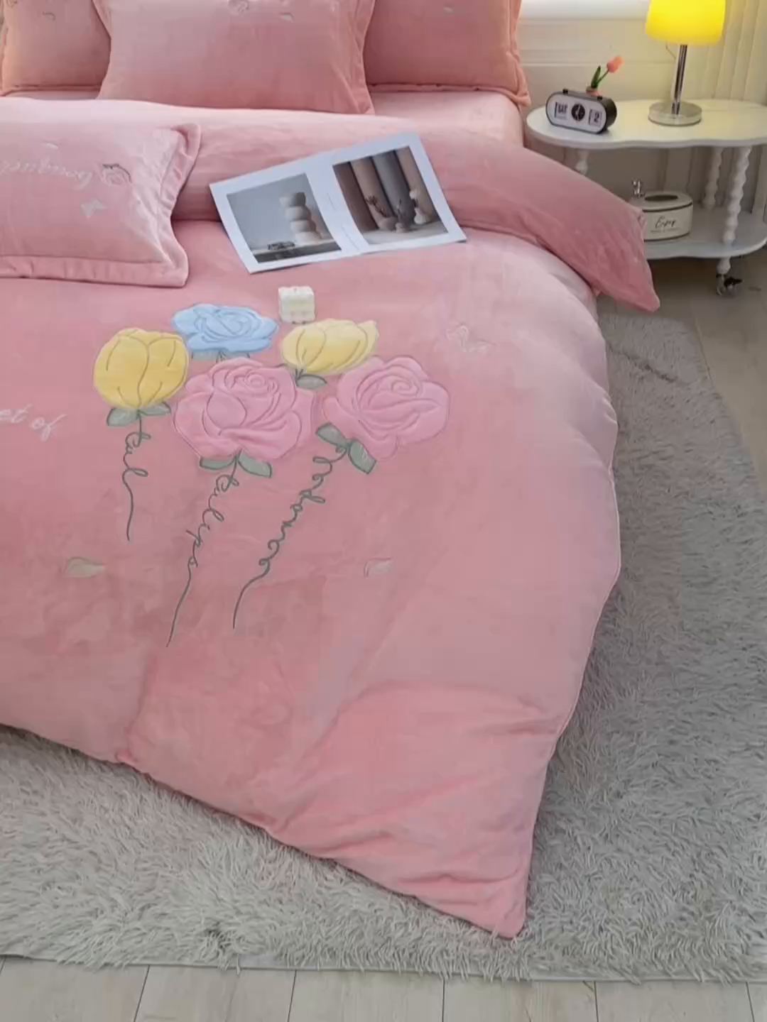 91家纺网 家纺一手货源 找家纺 绒小宣 2025新款A类牛奶绒贴布绣四件套-玫瑰爱恋 玫瑰爱恋-浅粉