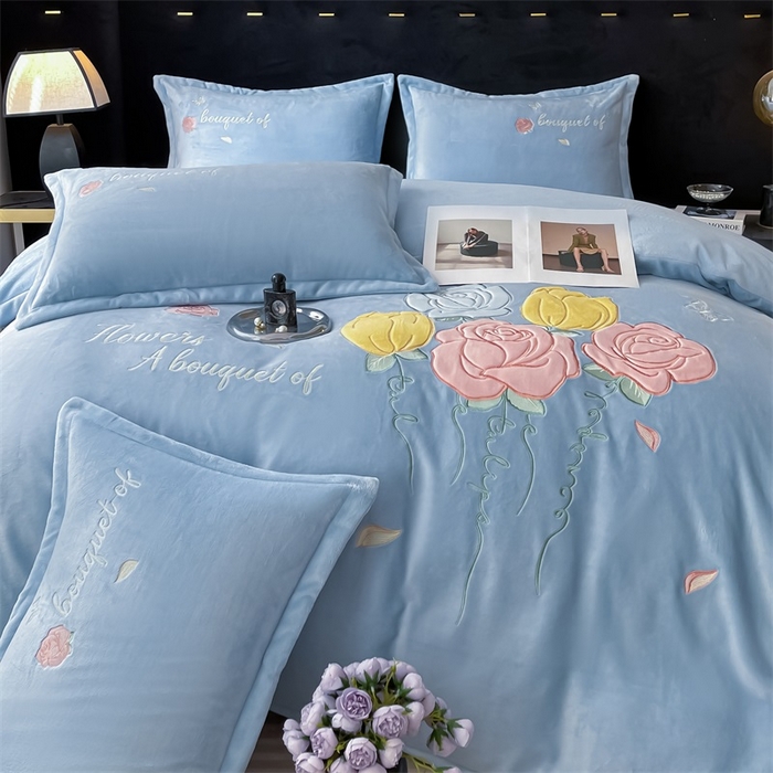 91家纺网 家纺一手货源 找家纺 绒小宣 2025新款A类牛奶绒贴布绣四件套-玫瑰爱恋 玫瑰爱恋-天空兰