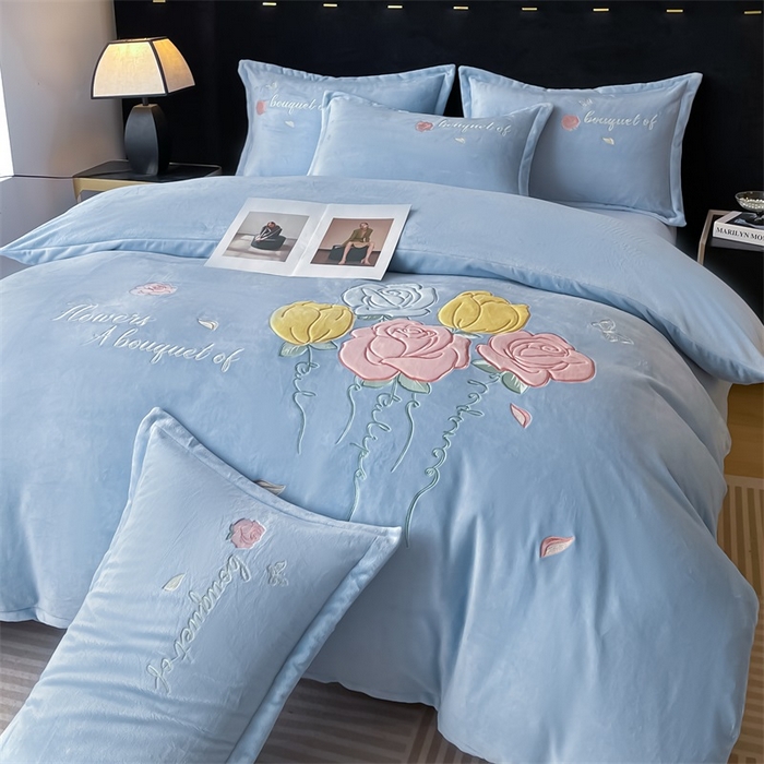 91家纺网 家纺一手货源 找家纺 绒小宣 2025新款A类牛奶绒贴布绣四件套-玫瑰爱恋 玫瑰爱恋-天空兰