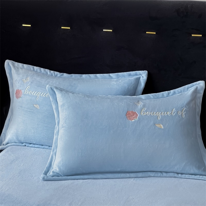 91家纺网 家纺一手货源 找家纺 绒小宣 2025新款A类牛奶绒贴布绣四件套-玫瑰爱恋 玫瑰爱恋-天空兰