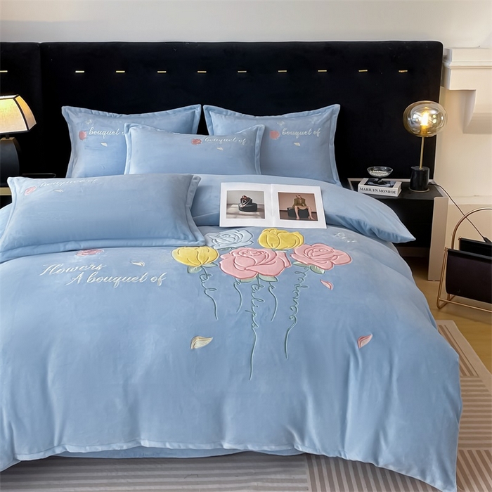 91家纺网 家纺一手货源 找家纺 绒小宣 2025新款A类牛奶绒贴布绣四件套-玫瑰爱恋 玫瑰爱恋-天空兰