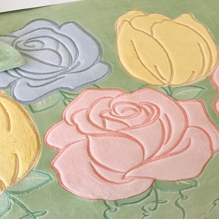 91家纺网 家纺一手货源 找家纺 绒小宣 2025新款A类牛奶绒贴布绣四件套-玫瑰爱恋 玫瑰爱恋-抹茶绿