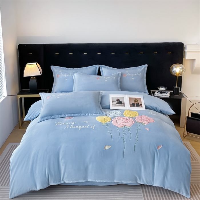 91家纺网 家纺一手货源 找家纺 绒小宣 2025新款A类牛奶绒贴布绣四件套-玫瑰爱恋 玫瑰爱恋-天空兰