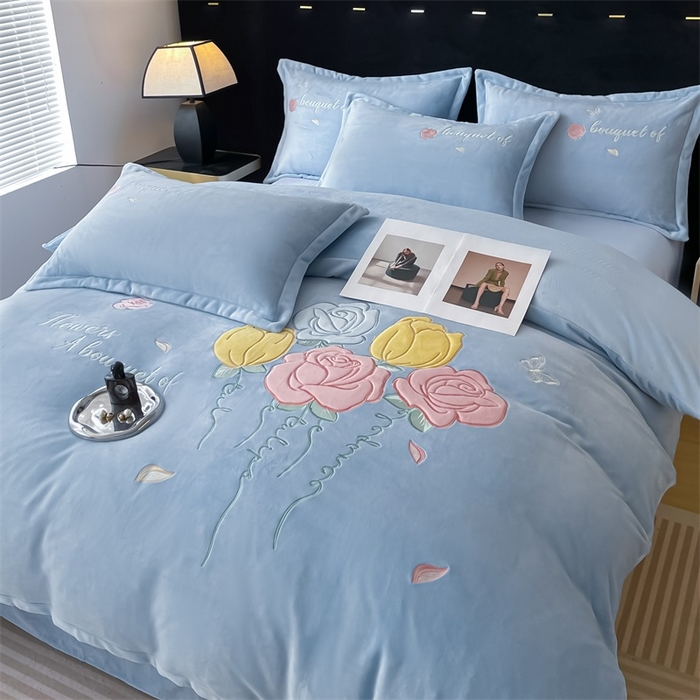 91家纺网 家纺一手货源 找家纺 绒小宣 2025新款A类牛奶绒贴布绣四件套-玫瑰爱恋 玫瑰爱恋-天空兰