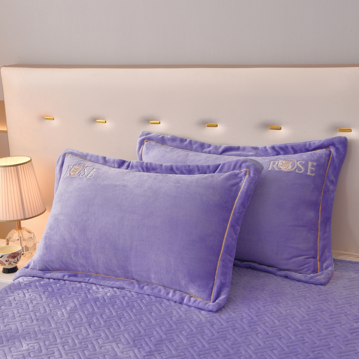 91家纺网 家纺一手货源 找家纺 （总）绒小宣 2025新款加厚牛奶绒四件套宽边一字绣牛奶绒刺绣花夹棉床盖款四件套-玫瑰花语