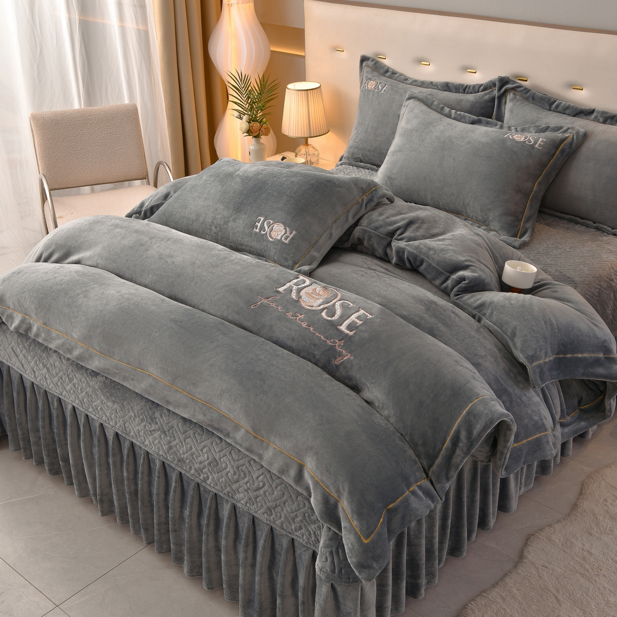 91家纺网 家纺一手货源 找家纺 （总）绒小宣 2025新款加厚牛奶绒四件套宽边一字绣牛奶绒刺绣花夹棉床盖款四件套-玫瑰花语