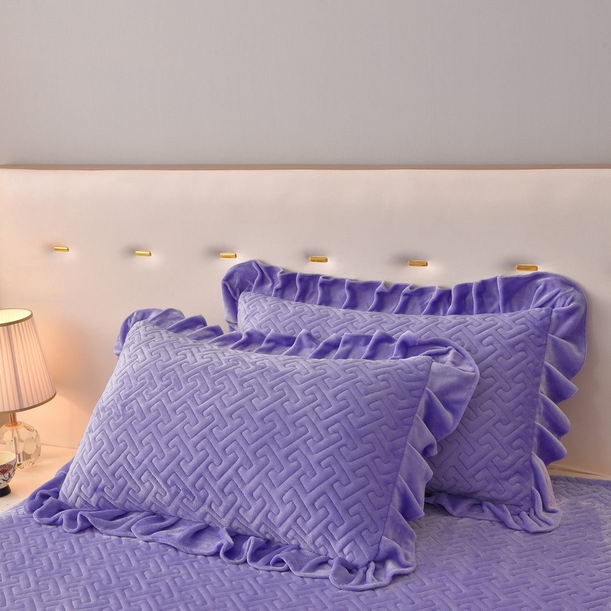 91家纺网 家纺一手货源 找家纺 （总）绒小宣 2025新款加厚牛奶绒四件套宽边一字绣牛奶绒刺绣花夹棉床盖款四件套-玫瑰花语