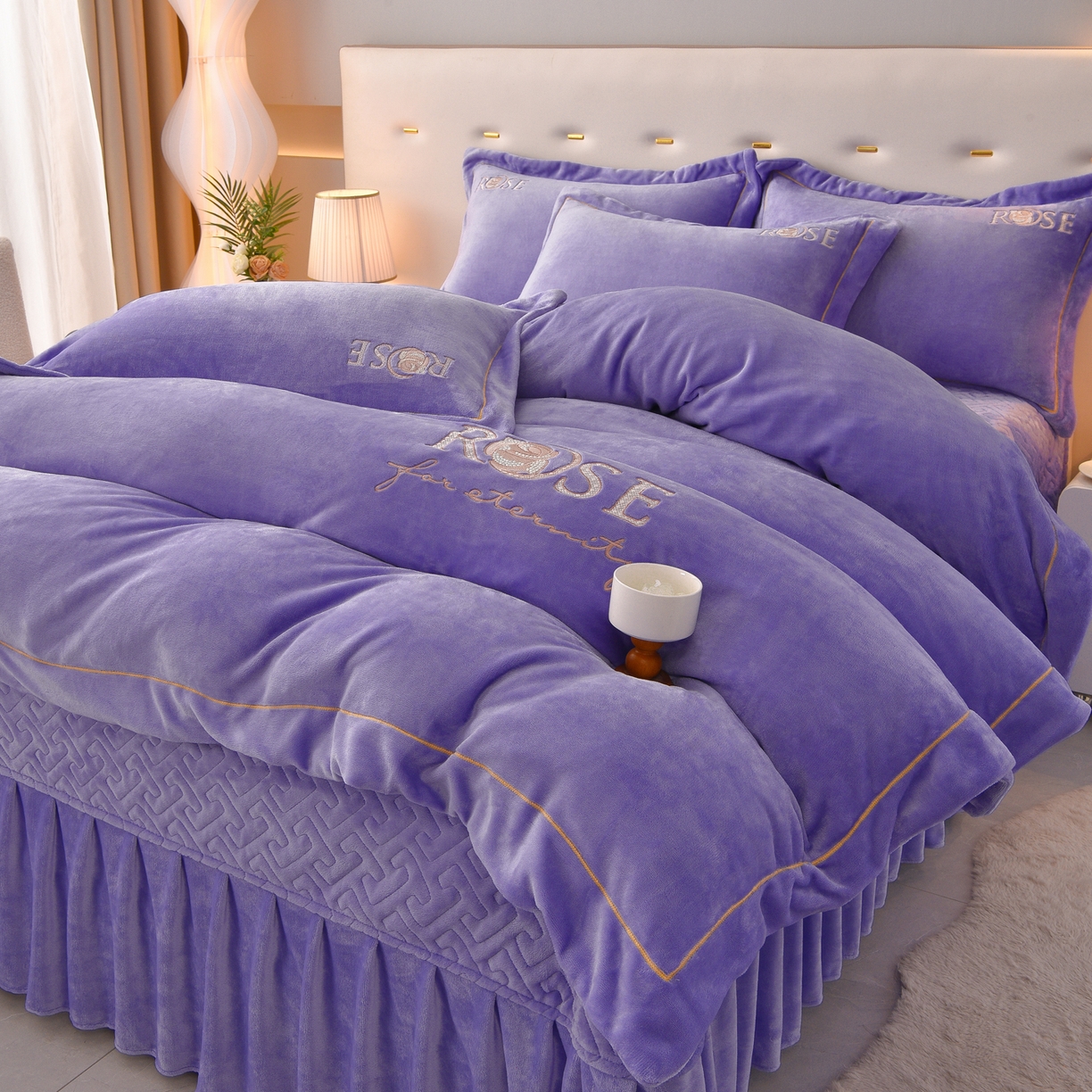 91家纺网 家纺一手货源 找家纺 （总）绒小宣 2025新款加厚牛奶绒四件套宽边一字绣牛奶绒刺绣花夹棉床盖款四件套-玫瑰花语