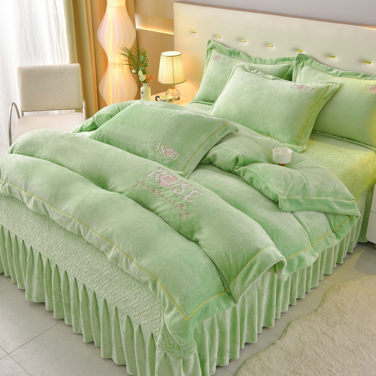 91家纺网 家纺一手货源 找家纺 （总）绒小宣 2025新款加厚牛奶绒四件套宽边一字绣牛奶绒刺绣花夹棉床盖款四件套-玫瑰花语