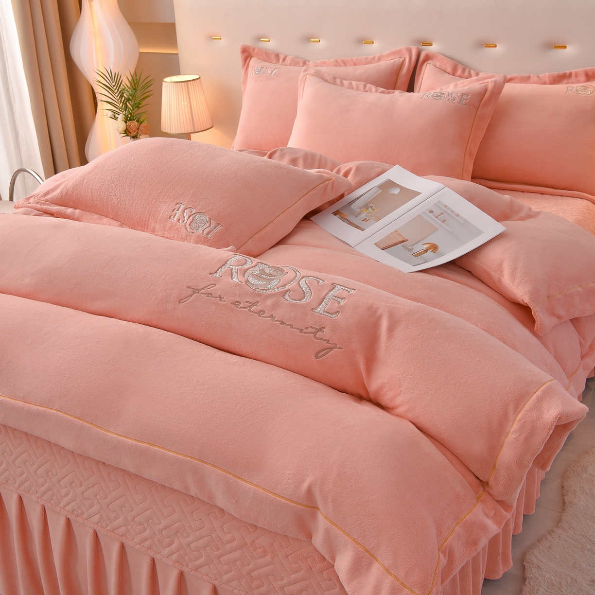91家纺网 家纺一手货源 找家纺 绒小宣 2025新款加厚牛奶绒四件套宽边一字绣牛奶绒刺绣花夹棉床盖款四件套-玫瑰花语 玫瑰花语-粉色