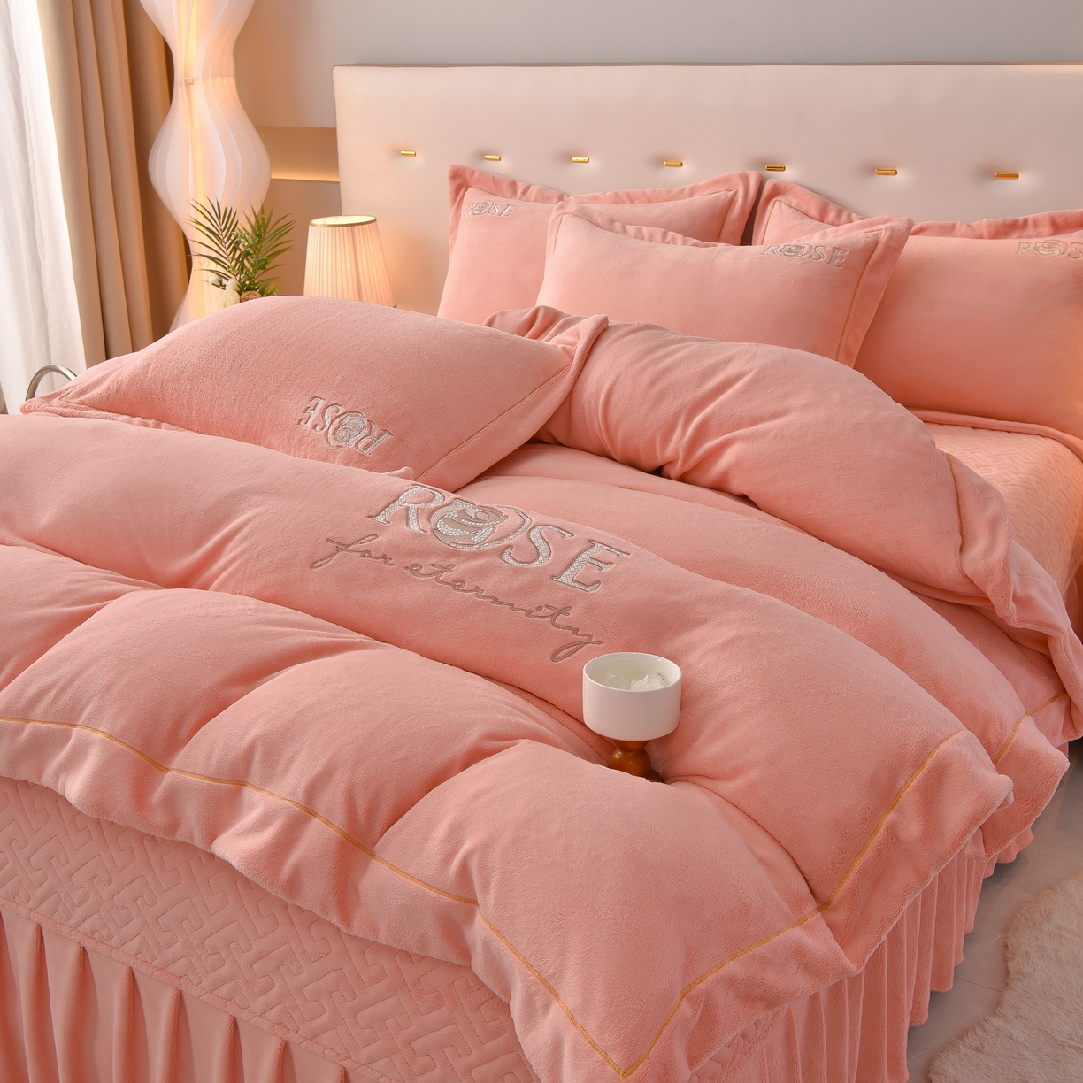 91家纺网 家纺一手货源 找家纺 绒小宣 2025新款加厚牛奶绒四件套宽边一字绣牛奶绒刺绣花夹棉床盖款四件套-玫瑰花语 玫瑰花语-粉色