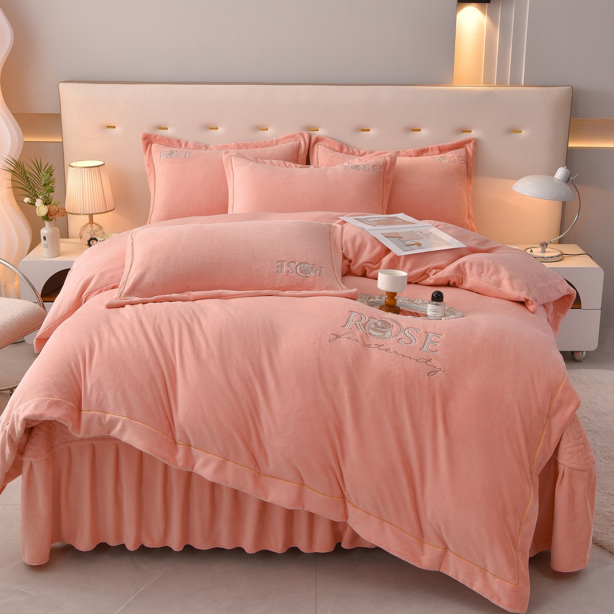 91家纺网 家纺一手货源 找家纺 绒小宣 2025新款加厚牛奶绒四件套宽边一字绣牛奶绒刺绣花夹棉床盖款四件套-玫瑰花语 玫瑰花语-粉色