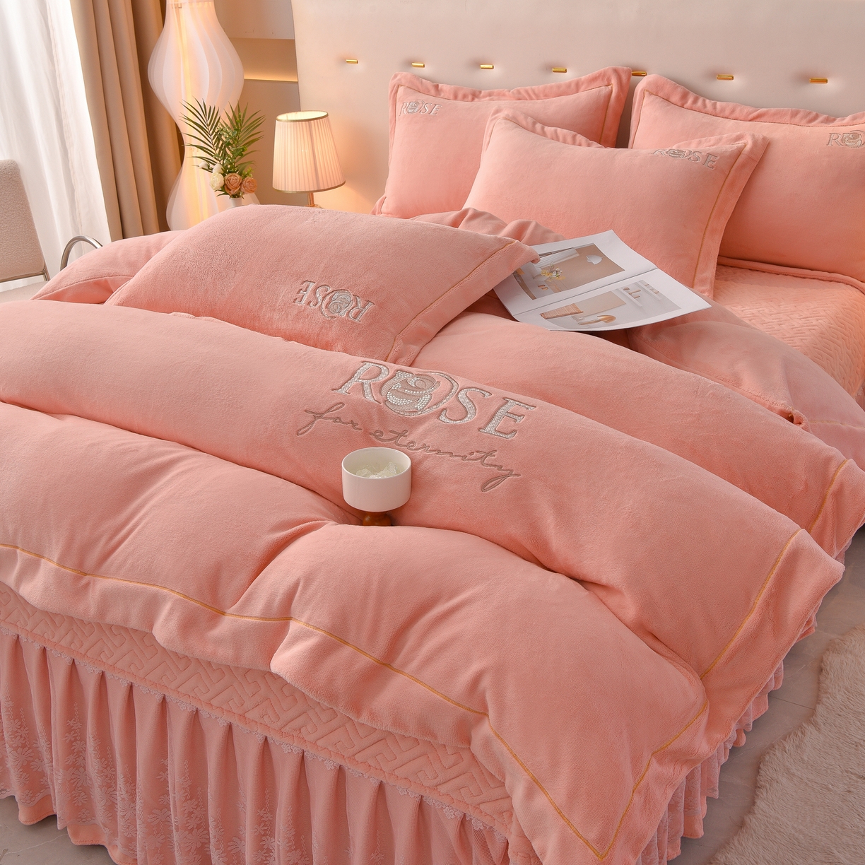 91家纺网 家纺一手货源 找家纺 绒小宣 2025新款加厚牛奶绒四件套宽边一字绣牛奶绒刺绣花夹棉床盖款四件套-玫瑰花语 玫瑰花语-粉色