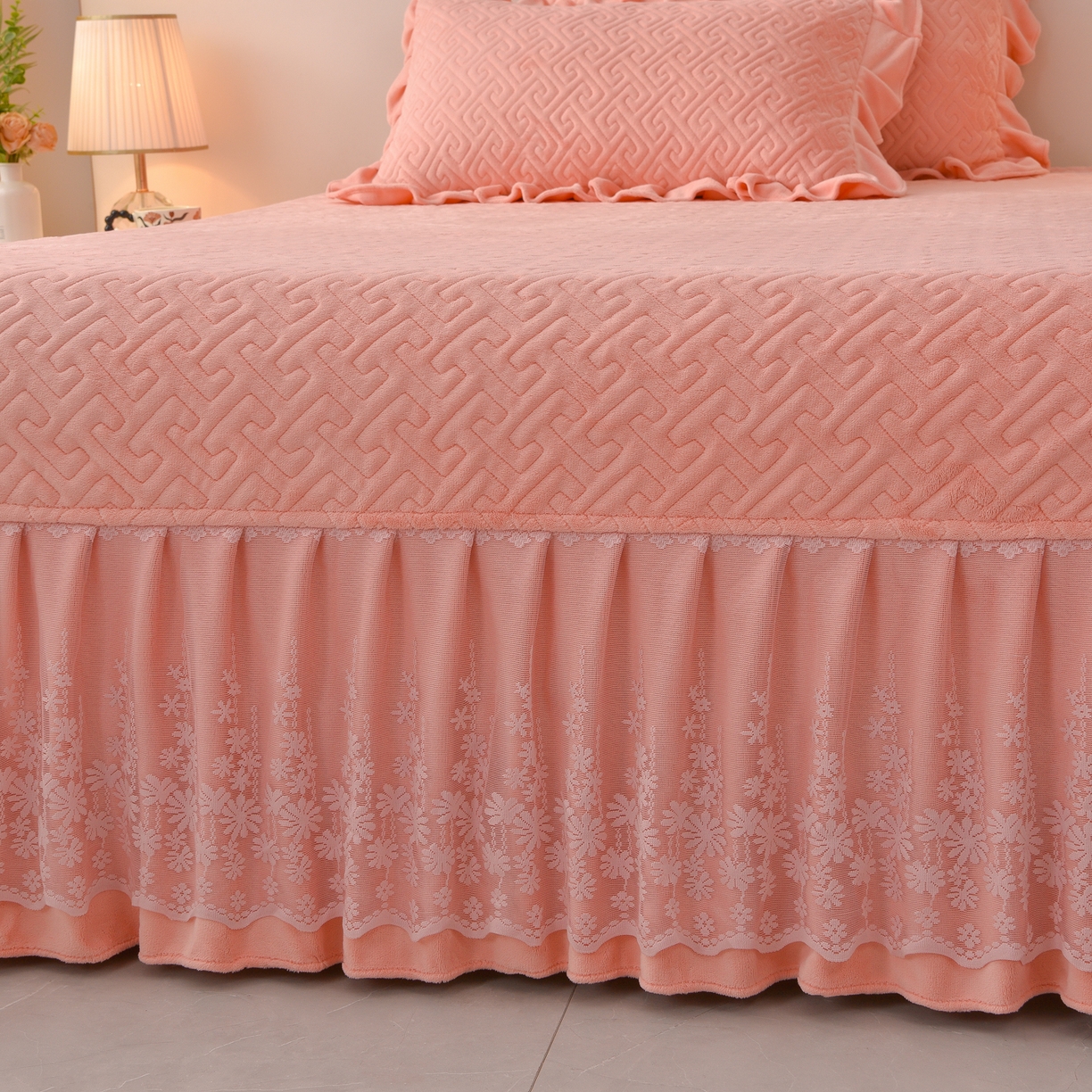 91家纺网 家纺一手货源 找家纺 绒小宣 2025新款加厚牛奶绒四件套宽边一字绣牛奶绒刺绣花夹棉床盖款四件套-玫瑰花语 玫瑰花语-粉色