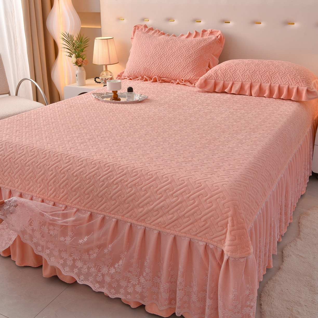 91家纺网 家纺一手货源 找家纺 绒小宣 2025新款加厚牛奶绒四件套宽边一字绣牛奶绒刺绣花夹棉床盖款四件套-玫瑰花语 玫瑰花语-粉色