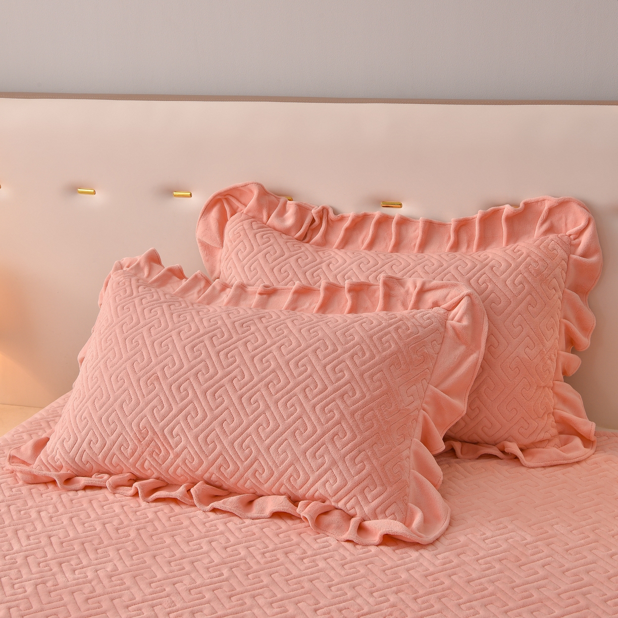 91家纺网 家纺一手货源 找家纺 绒小宣 2025新款加厚牛奶绒四件套宽边一字绣牛奶绒刺绣花夹棉床盖款四件套-玫瑰花语 玫瑰花语-粉色