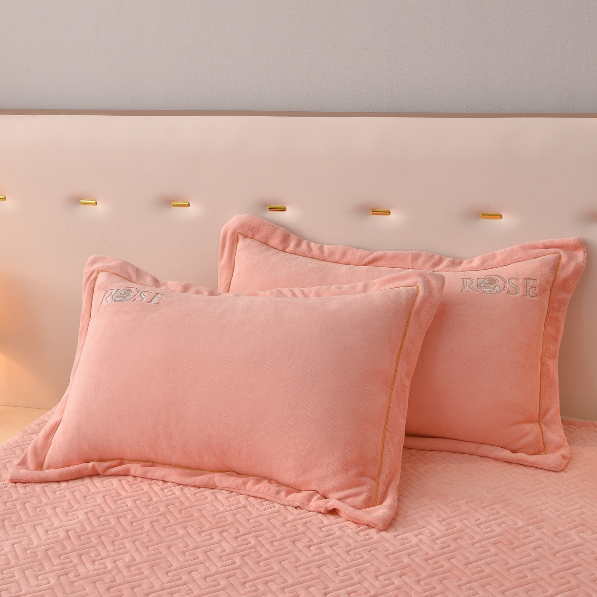 91家纺网 家纺一手货源 找家纺 绒小宣 2025新款加厚牛奶绒四件套宽边一字绣牛奶绒刺绣花夹棉床盖款四件套-玫瑰花语 玫瑰花语-粉色