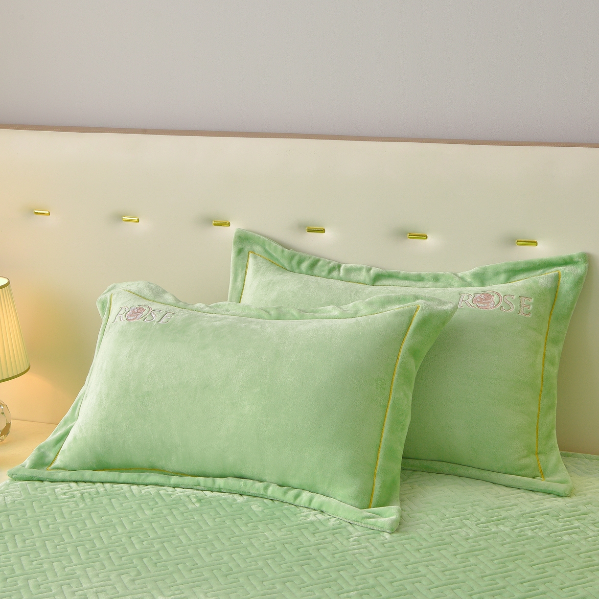 91家纺网 家纺一手货源 找家纺 绒小宣 2025新款加厚牛奶绒四件套宽边一字绣牛奶绒刺绣花夹棉床盖款四件套-玫瑰花语 玫瑰花语-绿色