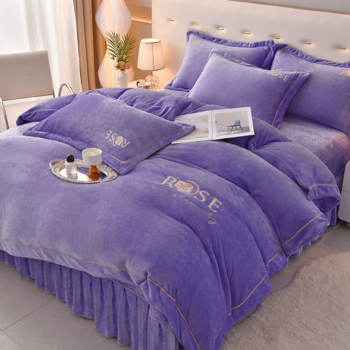 91家纺网 家纺一手货源 找家纺 绒小宣 2025新款加厚牛奶绒四件套宽边一字绣牛奶绒刺绣花夹棉床盖款四件套-玫瑰花语 玫瑰花语-紫色