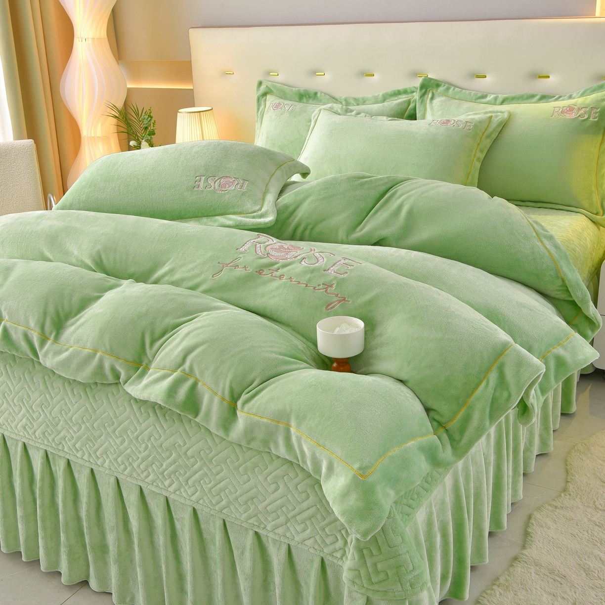 91家纺网 家纺一手货源 找家纺 绒小宣 2025新款加厚牛奶绒四件套宽边一字绣牛奶绒刺绣花夹棉床盖款四件套-玫瑰花语 玫瑰花语-绿色