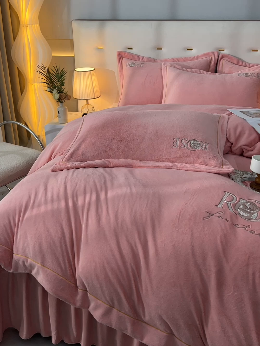 91家纺网 家纺一手货源 找家纺 绒小宣 2025新款加厚牛奶绒四件套宽边一字绣牛奶绒刺绣花夹棉床盖款四件套-玫瑰花语 玫瑰花语-粉色