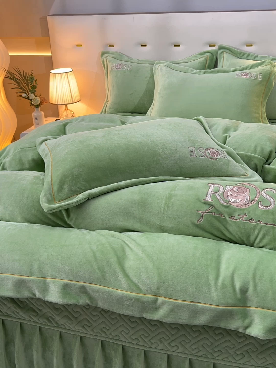 91家纺网 家纺一手货源 找家纺 绒小宣 2025新款加厚牛奶绒四件套宽边一字绣牛奶绒刺绣花夹棉床盖款四件套-玫瑰花语 玫瑰花语-绿色