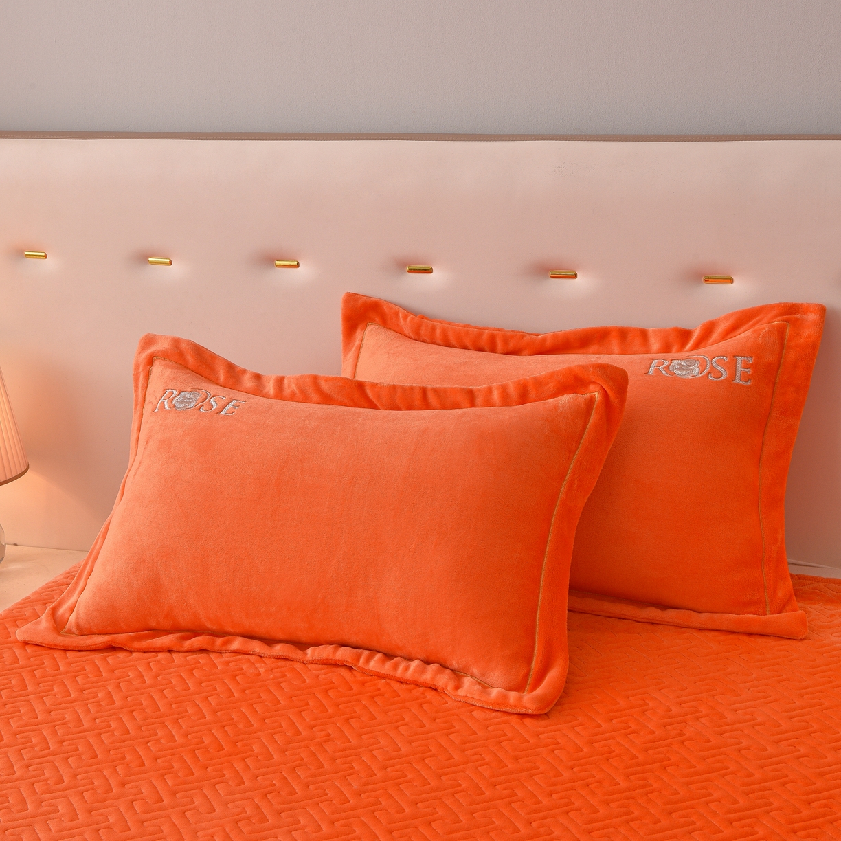 91家纺网 家纺一手货源 找家纺 绒小宣 2025新款加厚牛奶绒四件套宽边一字绣牛奶绒刺绣花夹棉床盖款四件套-玫瑰花语 玫瑰花语-橙色