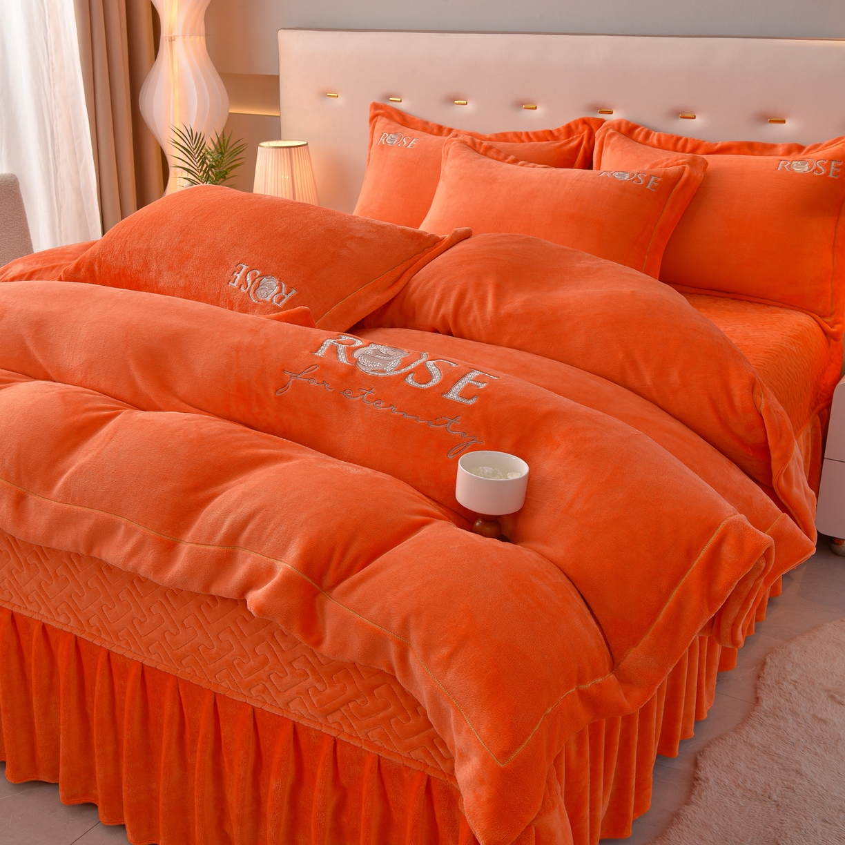 91家纺网 家纺一手货源 找家纺 绒小宣 2025新款加厚牛奶绒四件套宽边一字绣牛奶绒刺绣花夹棉床盖款四件套-玫瑰花语 玫瑰花语-橙色