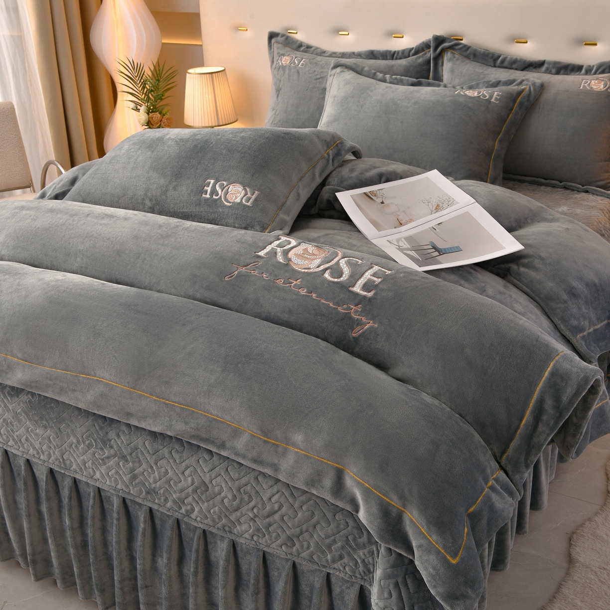 91家纺网 家纺一手货源 找家纺 绒小宣 2025新款加厚牛奶绒四件套宽边一字绣牛奶绒刺绣花夹棉床盖款四件套-玫瑰花语 玫瑰花语-高级灰